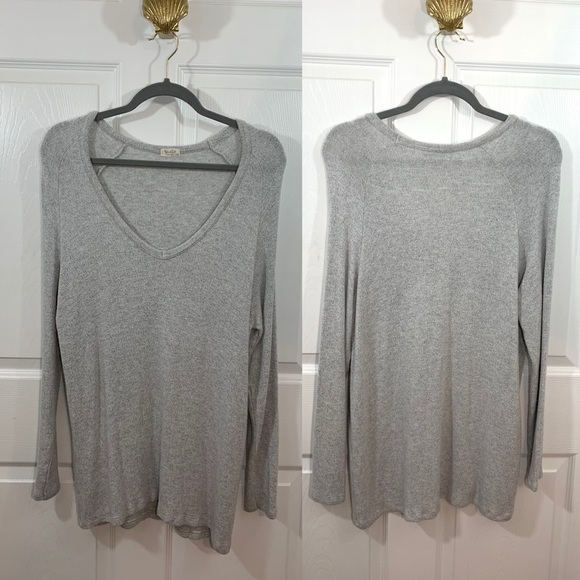 Tops - Brandy Melville John Galt Gray Pullover Top  Sz OS